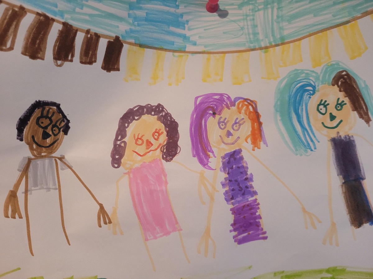 Kinderbild: Vier bunt gemalte Kinder mit verschiedenen Frisuren stehen nebeneinander.