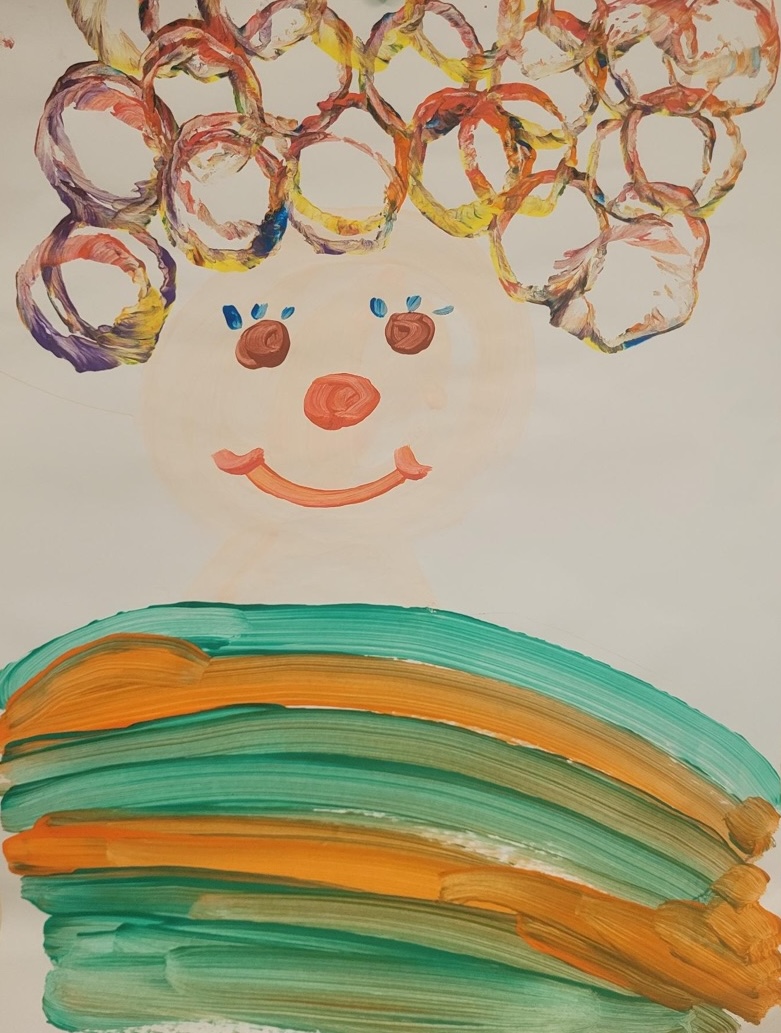 Kinderbild: Gemaltes Porträt mit lockigem, bunten Haar.